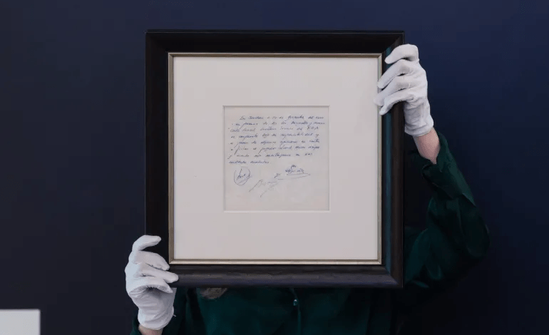 بـ274 ألف دولار.. فتح مزاد "المنديل الشهير" بين ميسي وبرشلونة