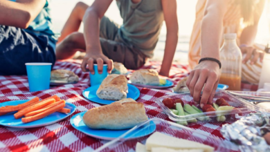 5 أطعمة لا يجب عليك أخذها إلى الشاطئ أبدًا، وفقًا لطبيب الطوارئ