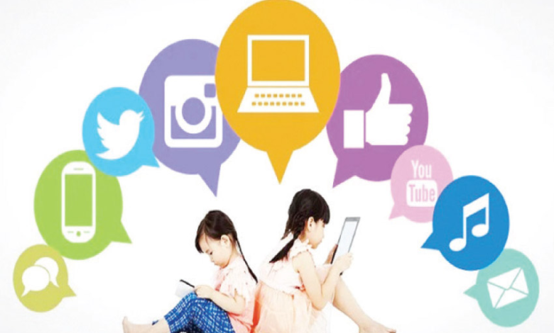 في عصر «السوشيال ميديا».. من يربي أبناءنا؟!