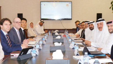 وزير العمل يستعرض إنجازات البحرين العمالية أمام بعثة صندوق النقد الدولي