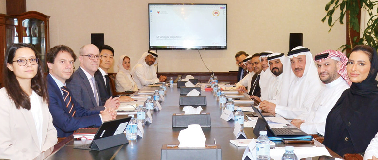 وزير العمل يستعرض إنجازات البحرين العمالية أمام بعثة صندوق النقد الدولي