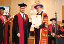 خريج برنامج سمو ولي العهد للمنح الدراسية:د. أيمن سعيد أول جراح تجميل في الشرق الأوسط يحصد الميدالية الذهبية من المملكة المتحدة وإيرلندا