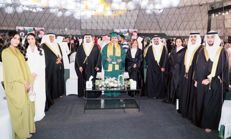 دعما لمساهماتهم كنماذج وطنية مضيئة البيان تخرج فوجها الثلاثين وتكرم رؤساء مجالس إداراتها السابقين والمرحوم الوزير طارق المؤيد